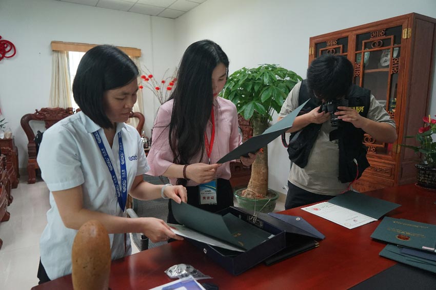 栏目组人员对mingbo明博(中国)资质进行审核