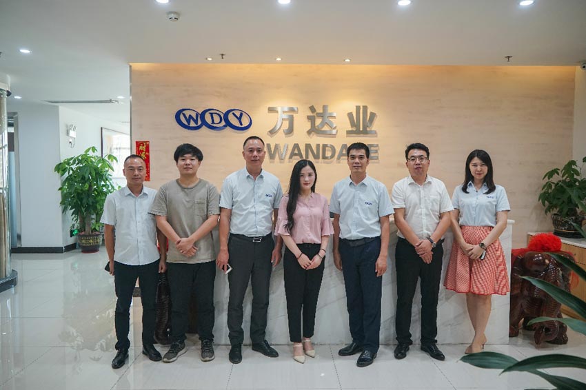 mingbo明博(中国)与《品质》栏目组合影留念