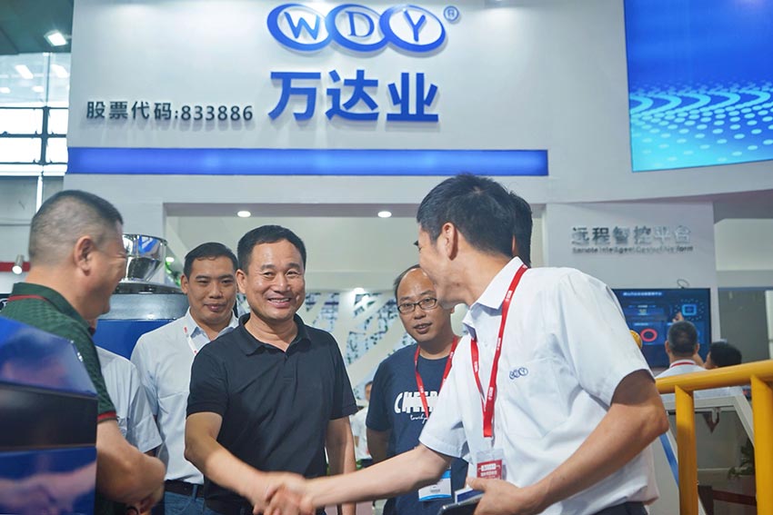 mingbo明博(中国)董事长梁汉棋先生热情接待老客户