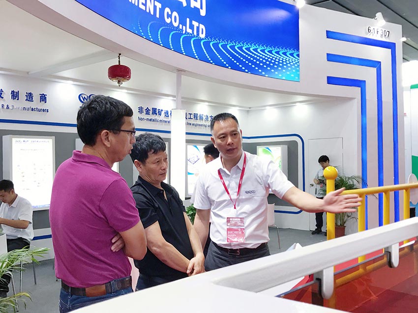 mingbo明博(中国)董事总经理曹传伟先生为客户介绍新品