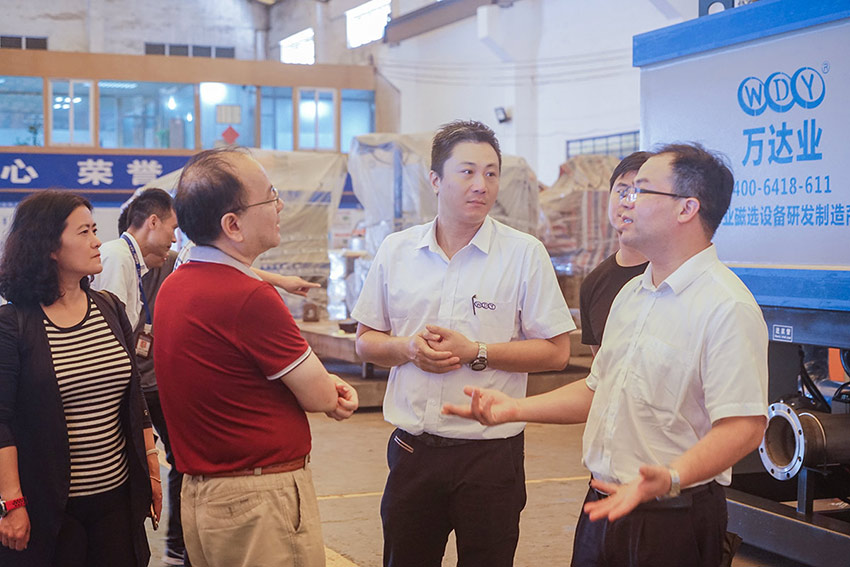 mingbo明博(中国)贸易公司总经理杜国威在车间现场介绍产品